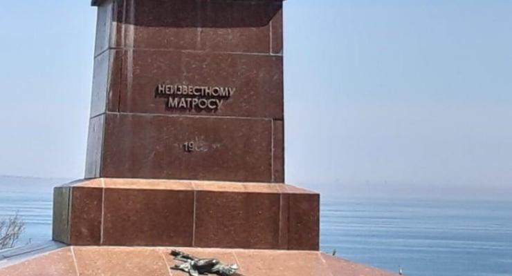 В Одессе вандалы повредили монумент Неизвестному матросу
