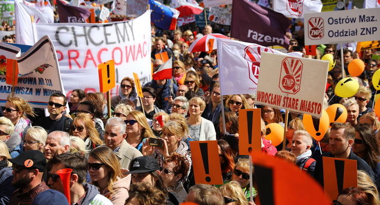 Нашли компромисс: учителя Польши приостановили забастовку