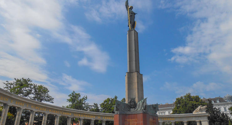 РФ выразила протест из-за облитого краской памятника в Австрии