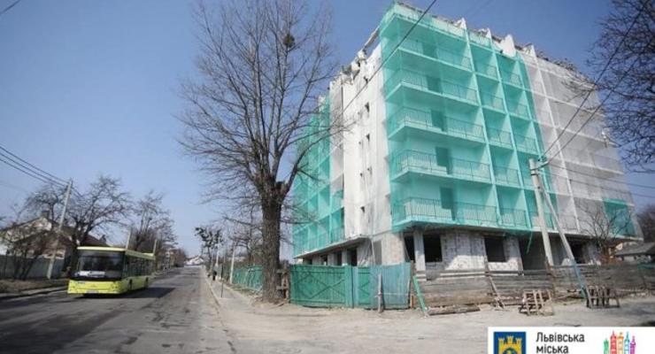 Первый пошел: В Украине впервые снесли дом, построенный с нарушениями