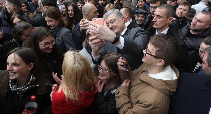 После праздников Порошенко поедет делать селфи во Львов