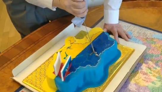 Аппетит оккупантов растет: Жириновский "поделил" Украину ножом