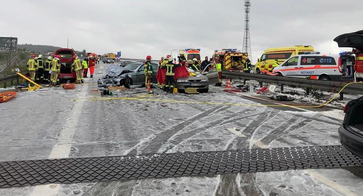 В Германии столкнулись полсотни авто