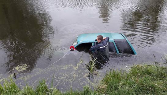 В Киевской области из пруда достали автомобиль