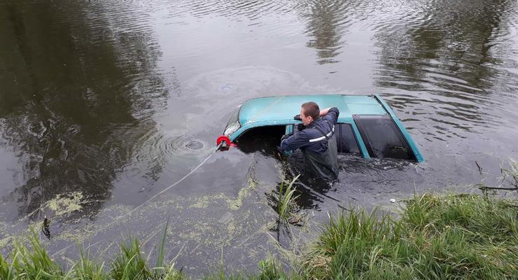 В Киевской области из пруда достали автомобиль