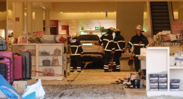 В Гамбурге автомобиль въехал в ТЦ: девять пострадавших