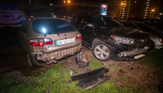 В Киеве пьяный водитель протаранил семь авто на стоянке