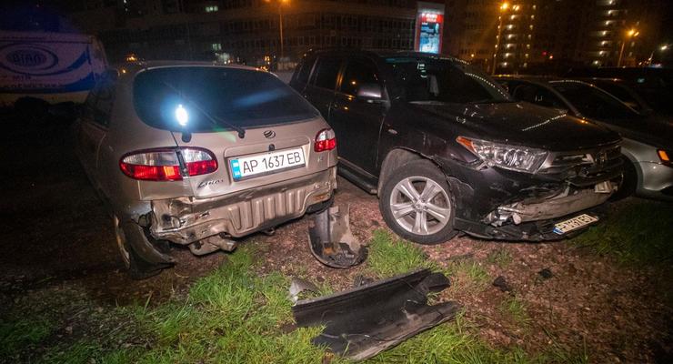 В Киеве пьяный водитель протаранил семь авто на стоянке