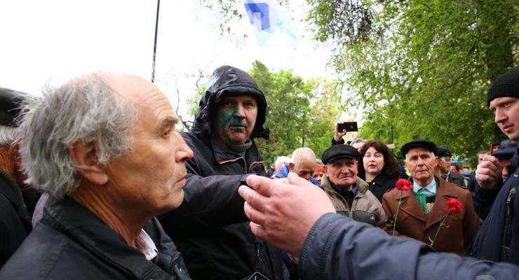 Первомай в Харькове: участников шествия облили зеленкой
