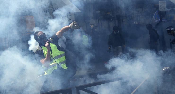 В Париже новые столкновения полиции с "жилетами"