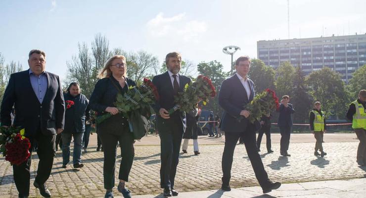 Вадим Новинский вместе с единомышленниками возложили цветы возле дома Профсоюзов
