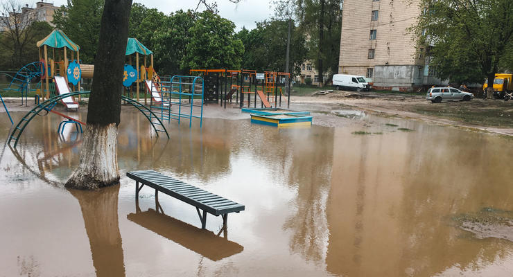 В Киеве кипятком затопило детскую площадку: Авто провалилось под землю