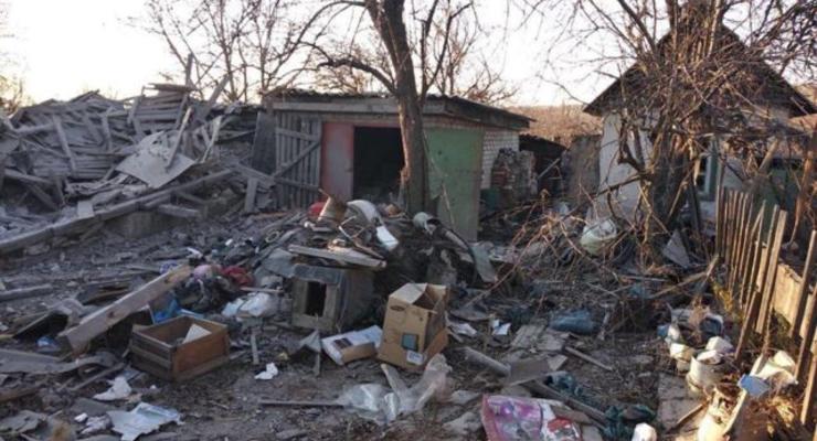 Боевики обстреляли жилые дома и авто в Марьинке