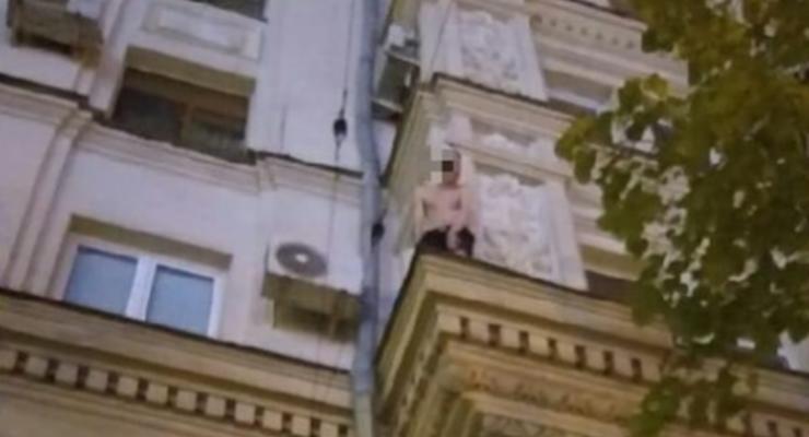 В Харькове полуголый парень вылез на край карниза