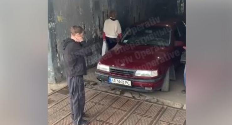 В Киеве водитель решил "срезать" и поехал через подземный переход