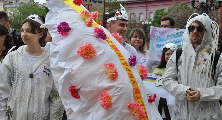 В Киеве ученые вышли на марш с вареником