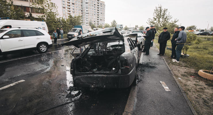 В Киеве авто врезалось в припаркованные машины и загорелось