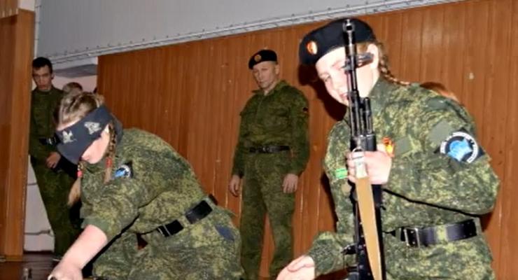 Детей на Донбассе учат "русскому миру" и милитаризируют - активисты