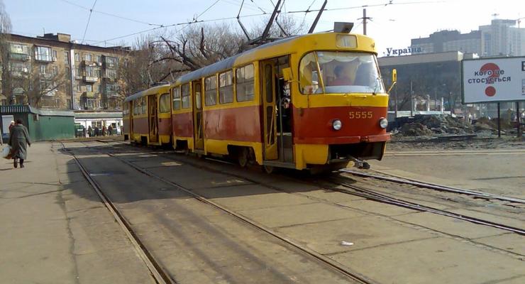 В Киеве нечистоты затопили трамвайные пути: Проезд ограничен