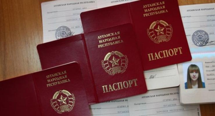 В Луганске открыли пункт раздачи российских паспортов