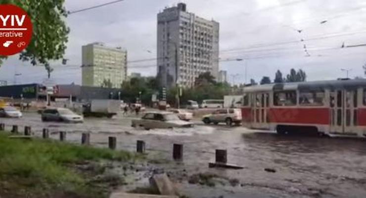 "Море приехало": в Киеве затопило дороги из-за дождей