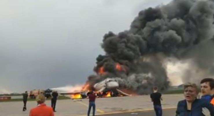 Авиакатастрофа в "Шереметьево": опубликовано новые видео с горящим самолетом