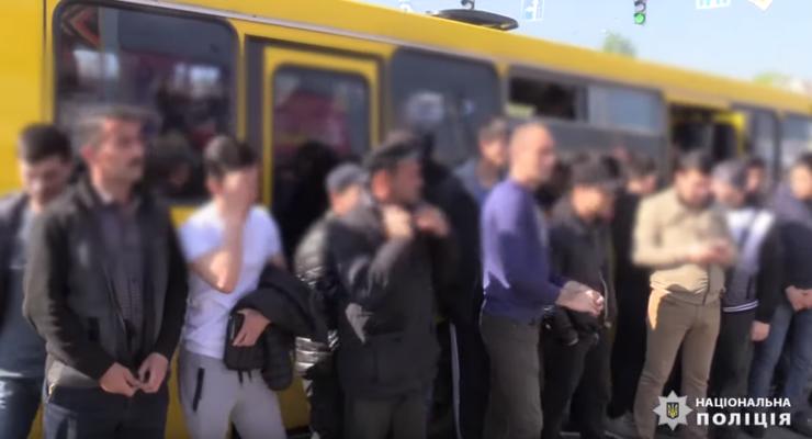 На рынке Троещина в Киеве полиция задержала 49 нелегалов