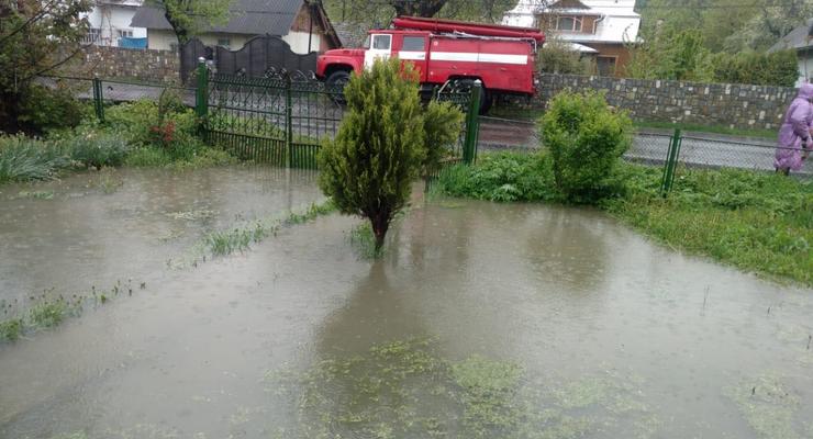 На Прикарпатье наводнение: Река Ворона вышла из берегов