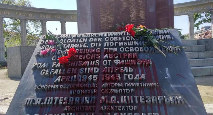 В Вене облили красной краской памятник советским воинам