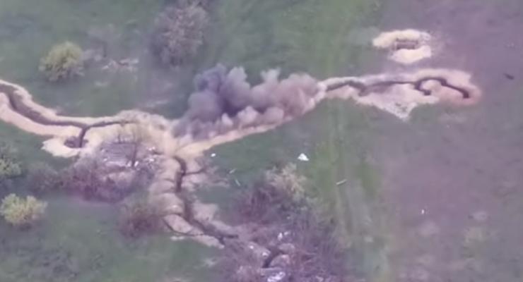 В сеть выложили видео подрыва двух БМП боевиков на Донбассе