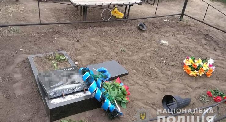 14-летний подросток устроил погром на кладбище в Днепропетровской области
