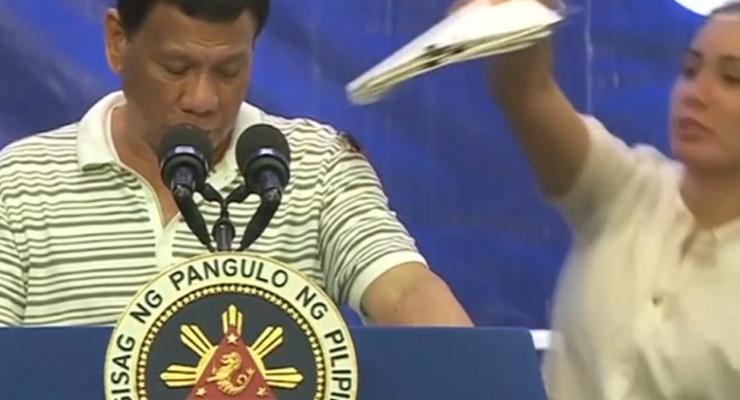 Президент Филиппин выступил с тараканом на плече