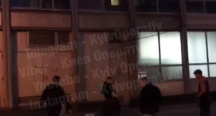 В Киеве подростки избили и бросили в фонтан мужчину