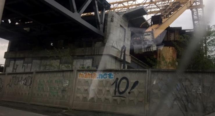 На Подольско-Воскресенском мосту упал кран - киевляне