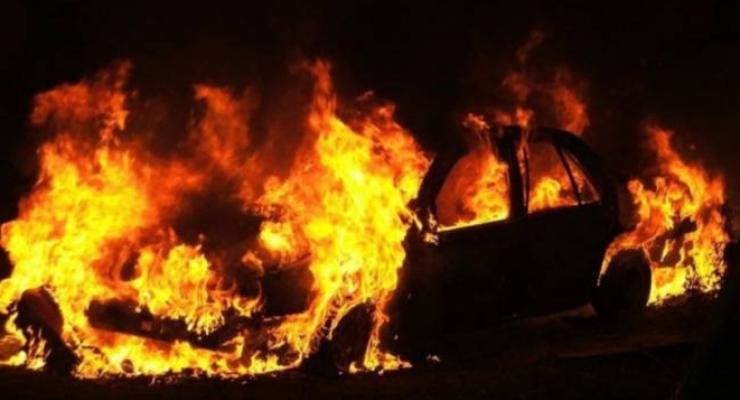 В Киеве неизвестные сожгли две иномарки