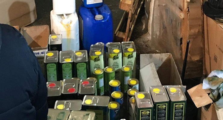 Киевские дельцы продавали подсолнечное масло под видом оливкового по всей Украине
