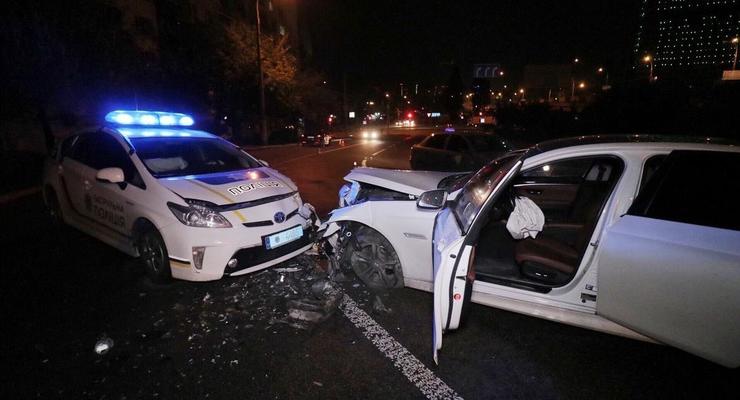 На мосту в Киеве произошло лобовое столкновение с патрульным авто