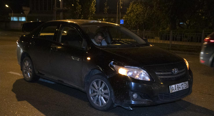 В столице водитель Toyota сбил бродягу в гипсе – фото