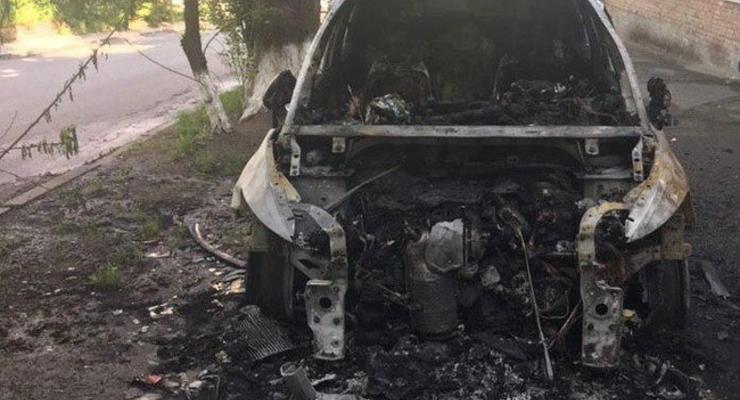 Авто главного редактора украинского телеканала сожгли ночью дотла – видео
