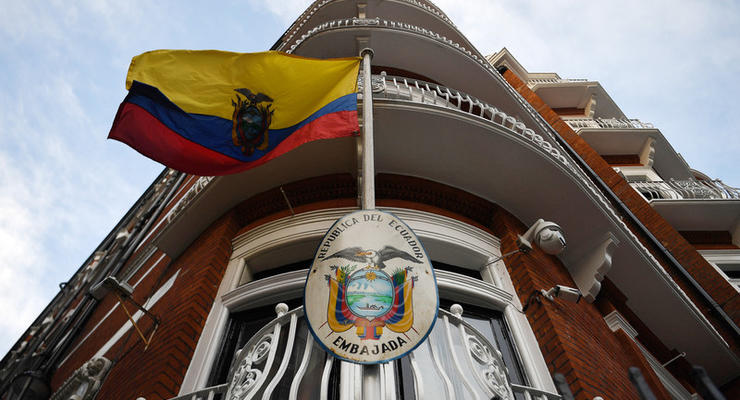 Эквадор решил передать США вещи Ассанжа - СМИ