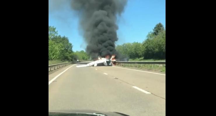 В Британии самолет упал на дорогу