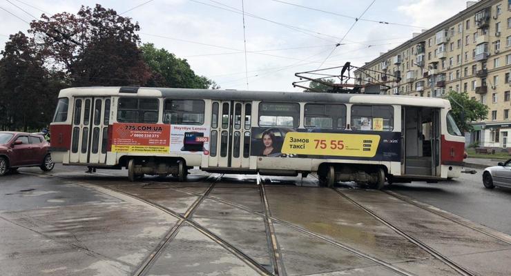 Харьковский трамвай сошел с рельсов и врезался в авто, пострадали двое