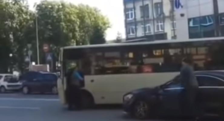 В Киеве засняли вооруженного мажора, напавшего на водителя автобуса