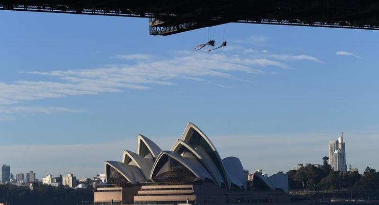 В Австралии 13 активистов Greenpeace привязали себя к мосту