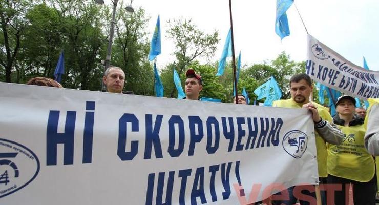 "Кравцова геть": Под Кабмином митингуют работники Укрзализныци