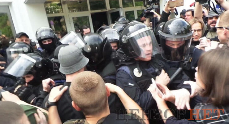 В Киеве на акции протеста у здания МВД произошла потасовка: задержан глава Центра противодействия коррупции