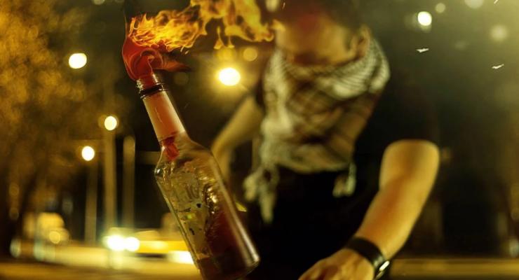 Возле Пассажа на Крещатике двое парней подожгли ночной бар