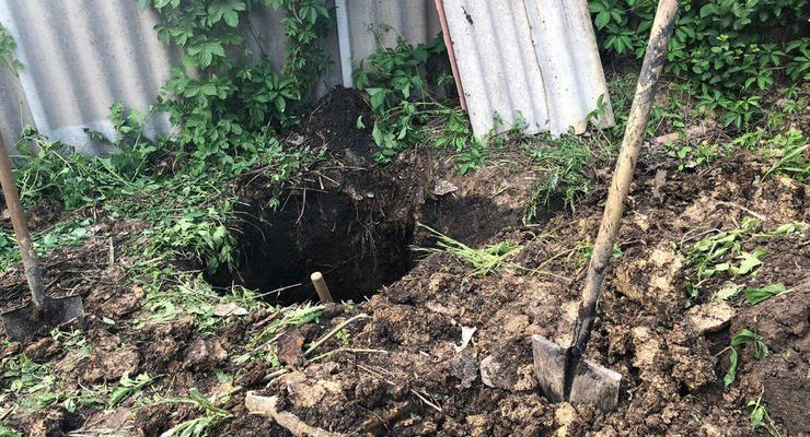 В Донецкой области сын похоронил отца в огороде