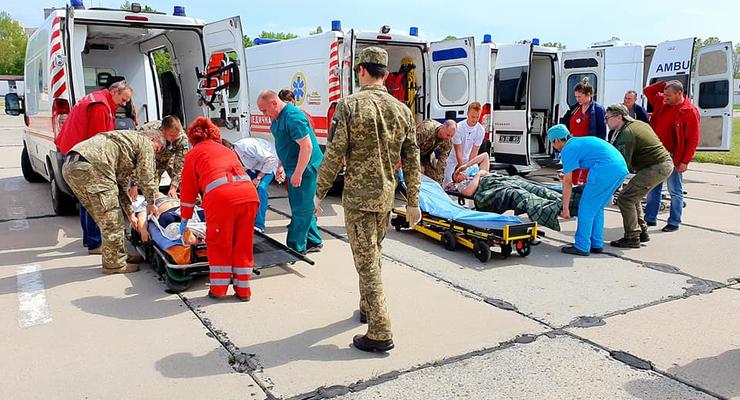 Раненых с Донбасса доставили самолетом в Одессу