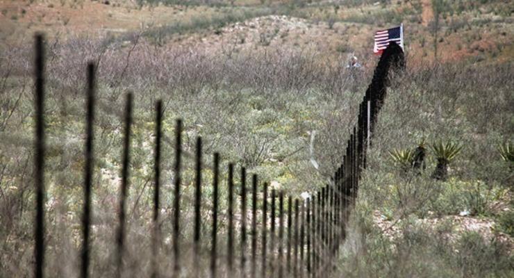 Пентагон заплатит $650 млн на реконструкцию стены на границе с Мексикой